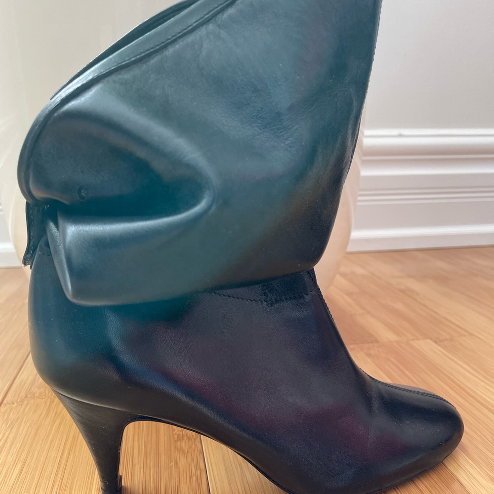 Gorgeous Sigerson Morrison slouch ankle boots. Black leather. US 6.5. Worn once